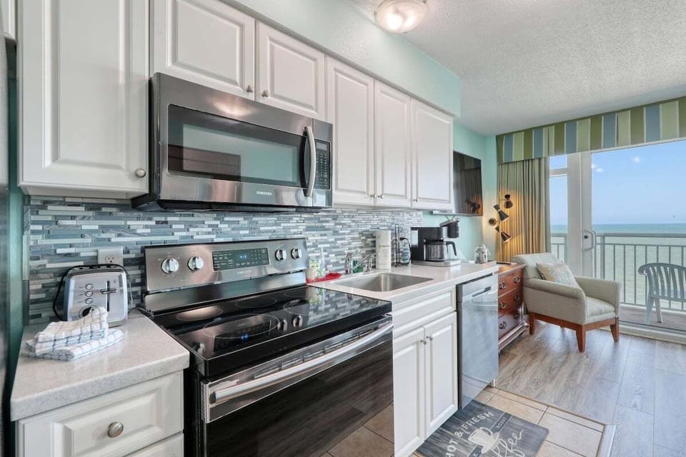 Modern-Well Stocked Kitchen
