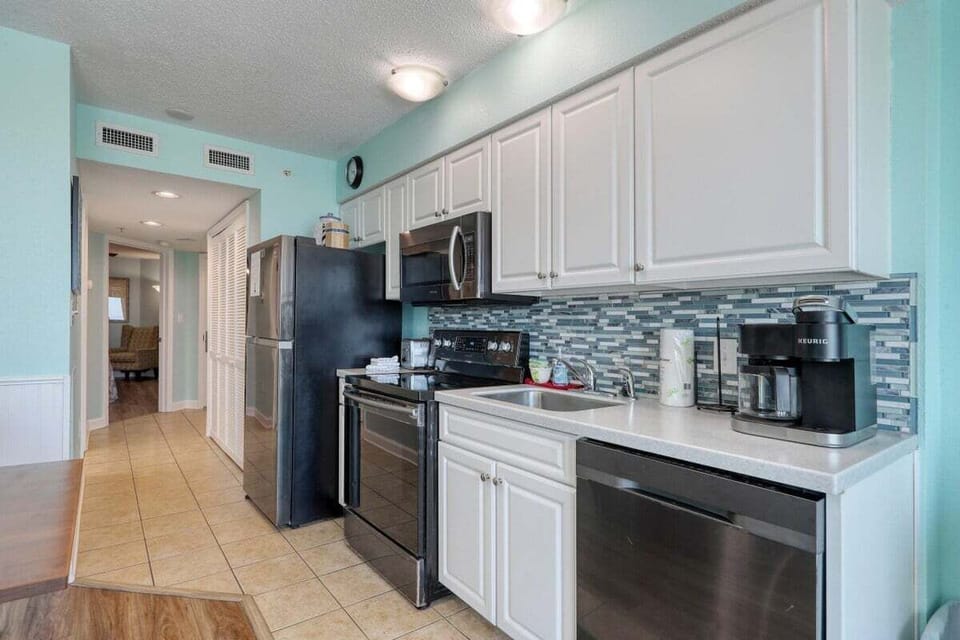 Full size Kitchen Appliances with Granite Countertops