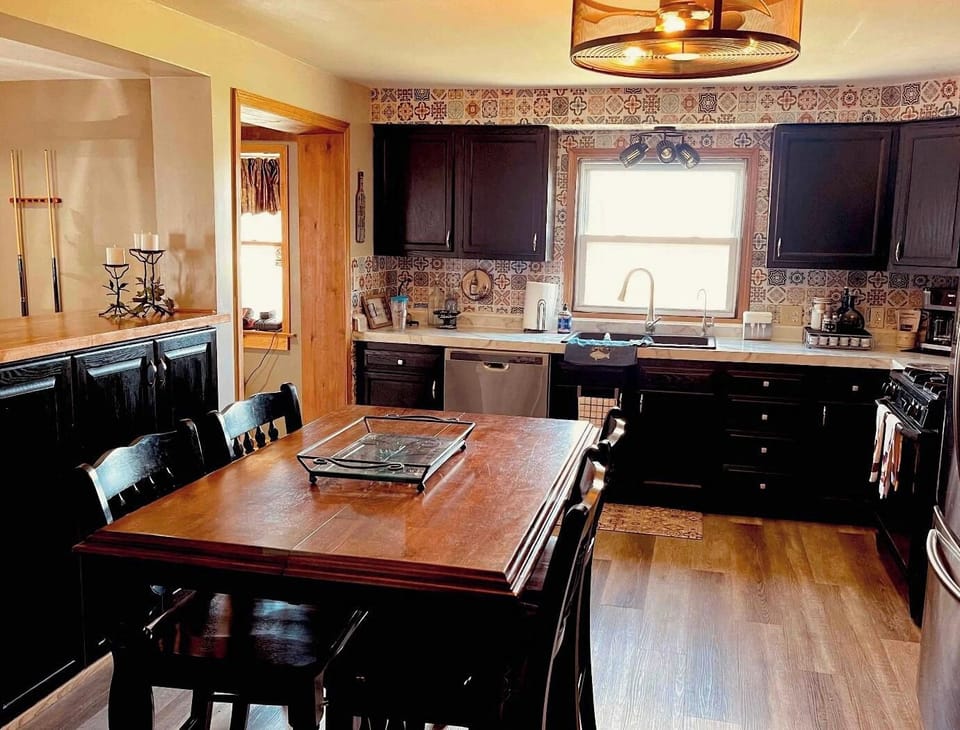 Kitchen table expands to seat six 