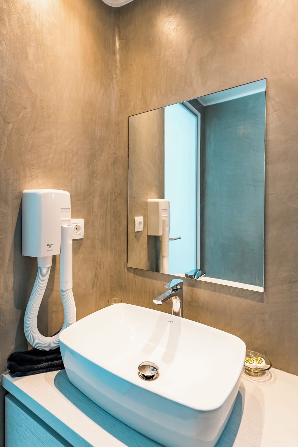 Deluxe Double or Twin Room | Bathroom | Shower, rainfall showerhead, hair dryer, towels