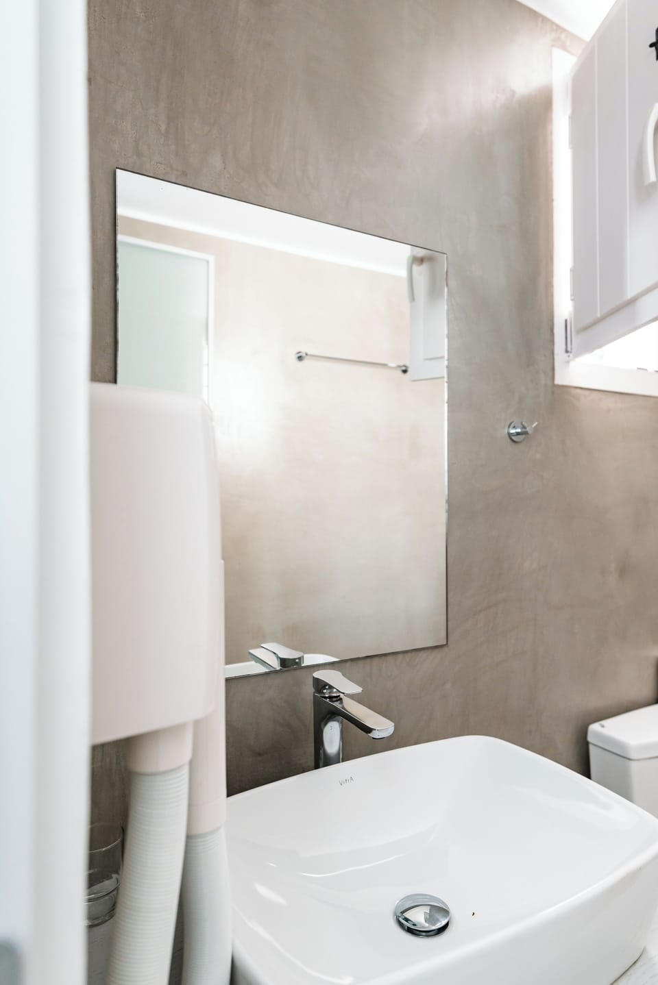 Deluxe Triple Room | Bathroom | Shower, rainfall showerhead, hair dryer, towels