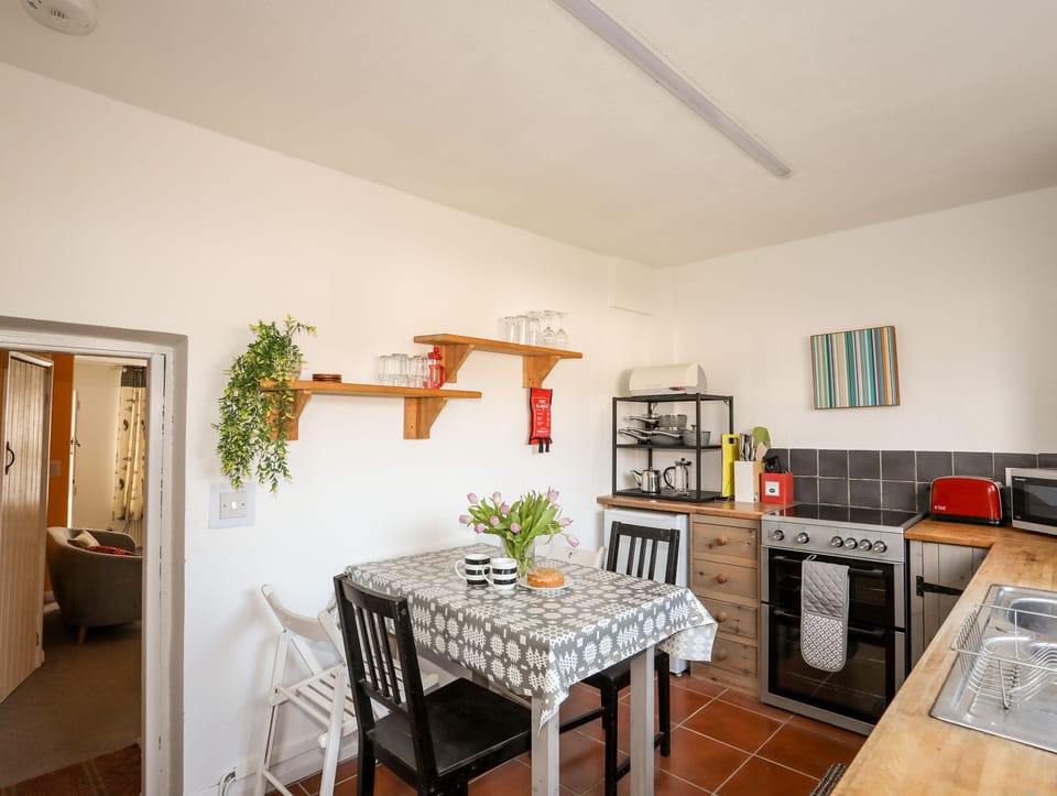 Cottage | Private kitchen | Fridge, electric kettle, toaster, cookware/dishes/utensils