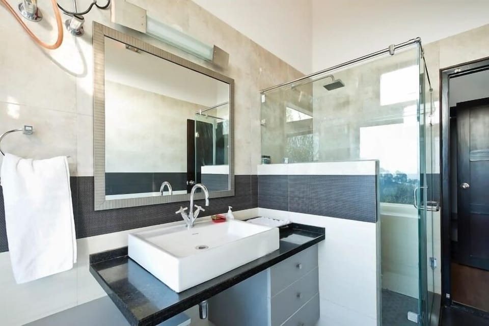 Premium Room | Bathroom | Shower, rainfall showerhead, free toiletries, slippers