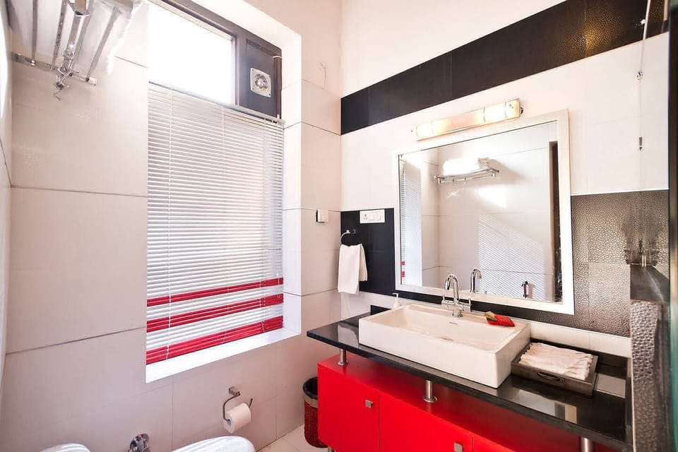 Shower, rainfall showerhead, free toiletries, slippers
