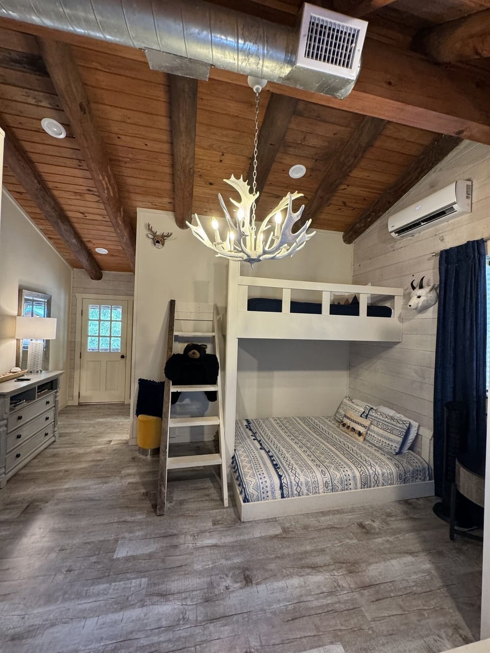 Create lasting memories with friends and family in this cozy retreat, complete with plenty of sleeping space in these rustic yet inviting bunk beds! 🌲🛏️