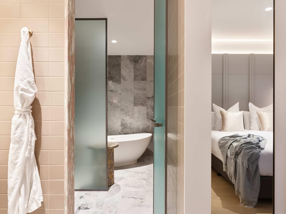 Junior Suite, 1 King Bed | Minibar, in-room safe, desk, blackout drapes