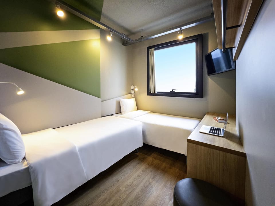 Standard Room, 2 Twin Beds | Free WiFi, bed sheets