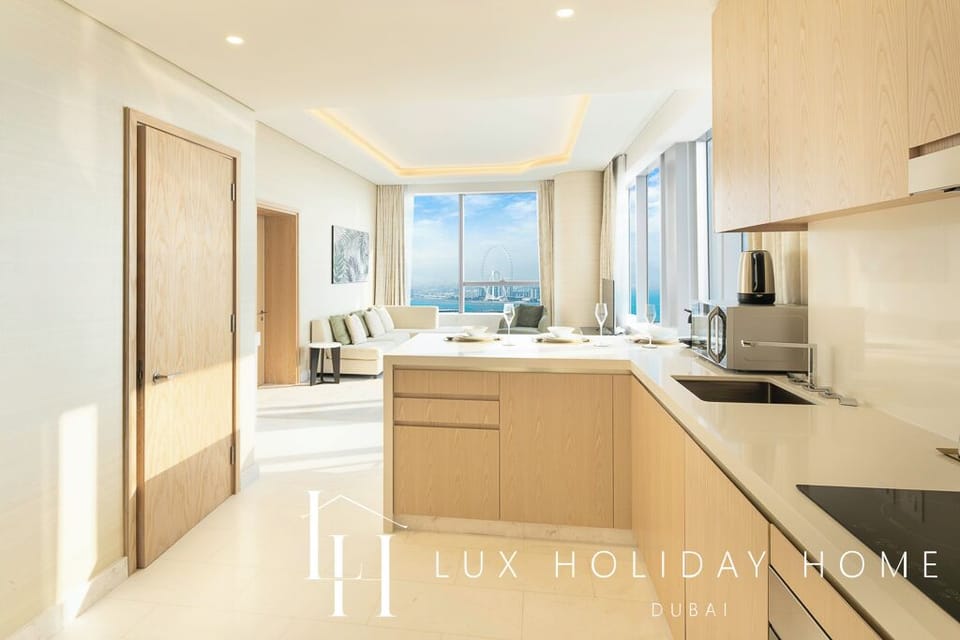 Deluxe Apartment | Private kitchen | Full-size fridge, microwave, oven, stovetop