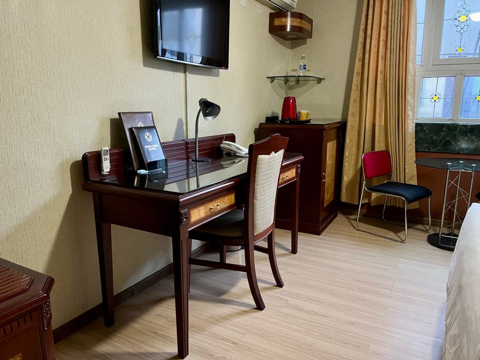 In-room safe, individually furnished, desk, laptop workspace