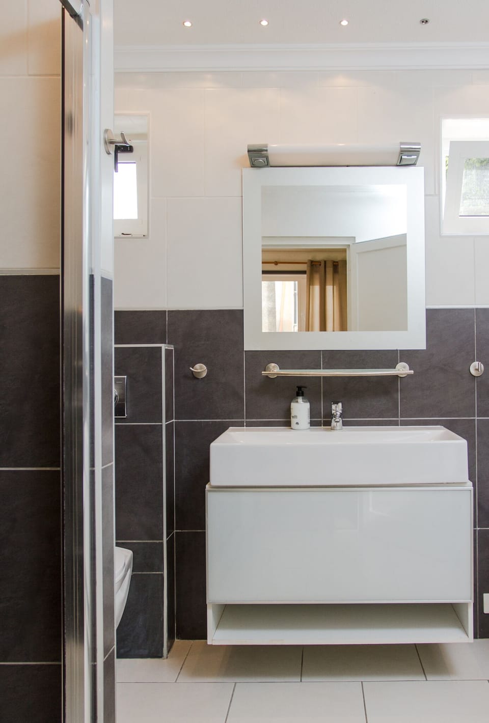 Shared Dormitory, Mixed Dorm (Shared mixed dorm sleeps 6 people) | Bathroom | Shower, towels
