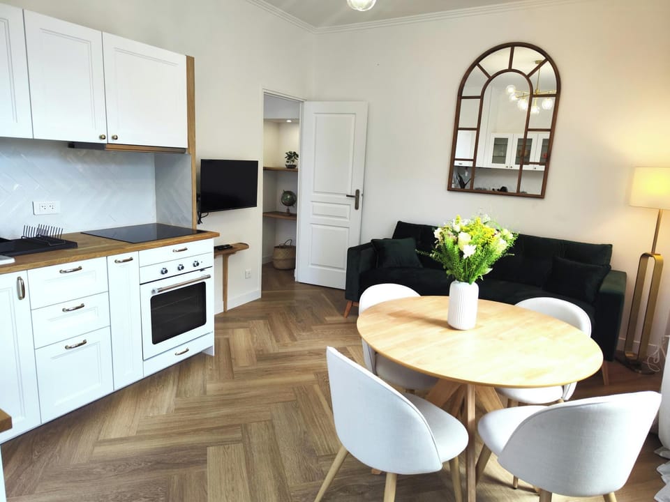 Suite | Blackout drapes, iron/ironing board, free WiFi, bed sheets