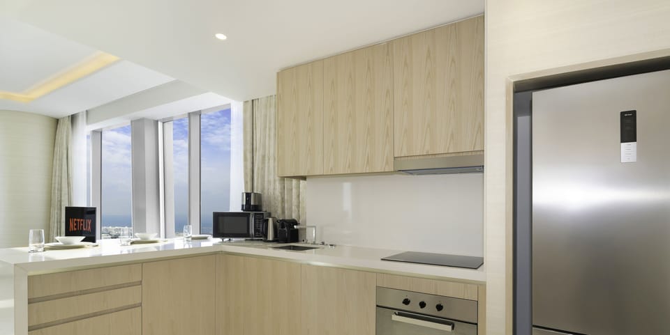 Deluxe Apartment | Private kitchen | Full-size fridge, microwave, oven, stovetop