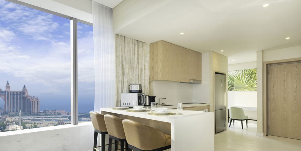 Deluxe Apartment | Private kitchen | Full-size fridge, microwave, oven, stovetop