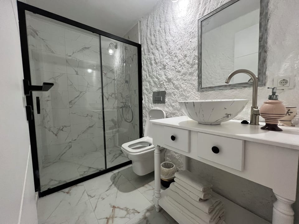 Junior Room | Bathroom | Shower, free toiletries, hair dryer, towels