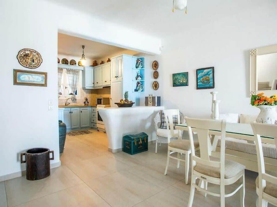 Simplicity in the Lap of Luxury – Relax and Unwind
The perfect balance of clean design, comfort, and Mediterranean light.
