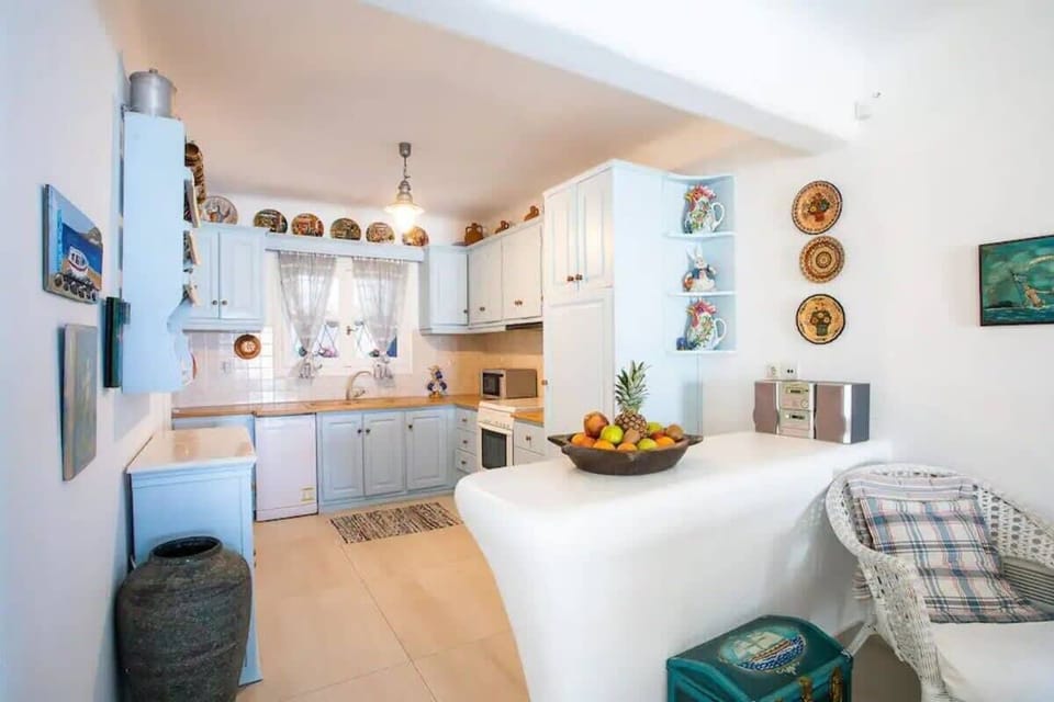 Fully Equipped Kitchen – Sleek and Functional
Bright kitchen space with all cooking essentials, seamlessly integrated into the living area.