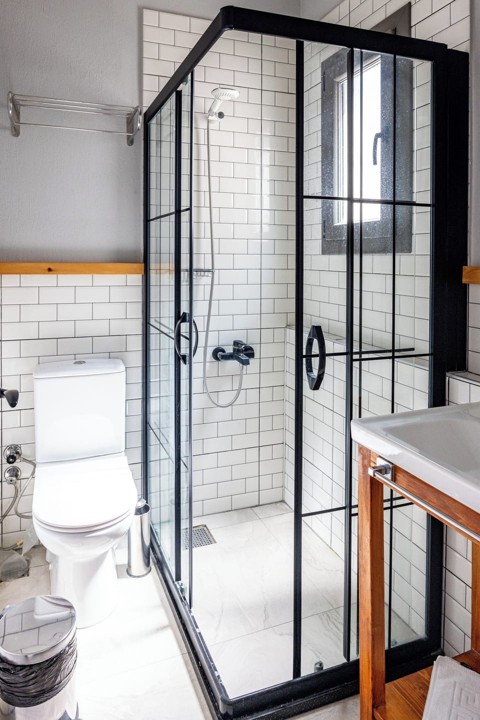 Standard Room | Bathroom | Shower, hair dryer, slippers, towels