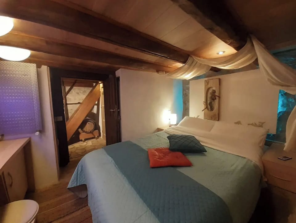The charming 3rd bedroom is en-suite with the 2nd bathroom