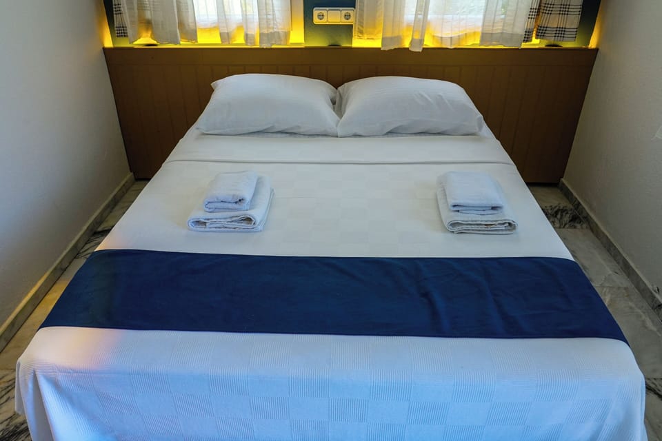 Double Room | Egyptian cotton sheets, premium bedding, laptop workspace, free WiFi