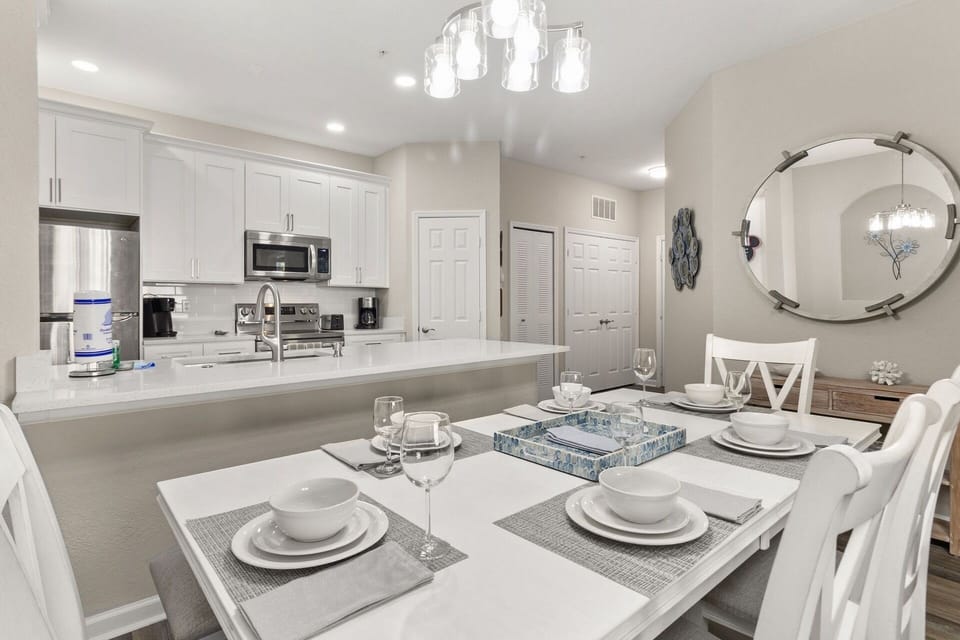 Dining area with seating for 6 - Disney Retreat