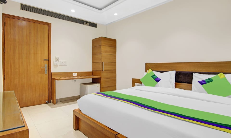 Deluxe Double Room | Desk, iron/ironing board