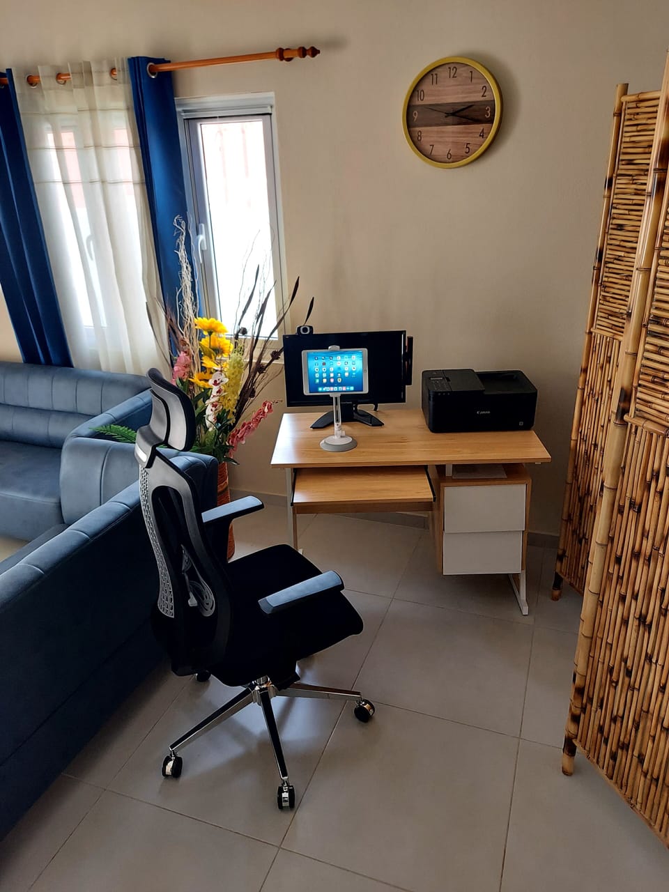 Workstation:
Desk
Printer
21" monitor
HD 1080p cam
Side speaker
Ergonomic chair 