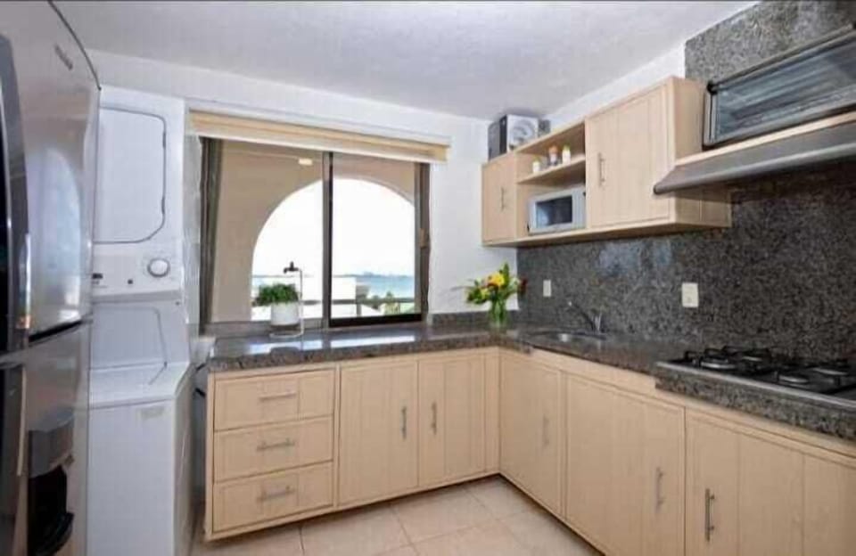 Full equipped kitchen with washer and dryer laundry center