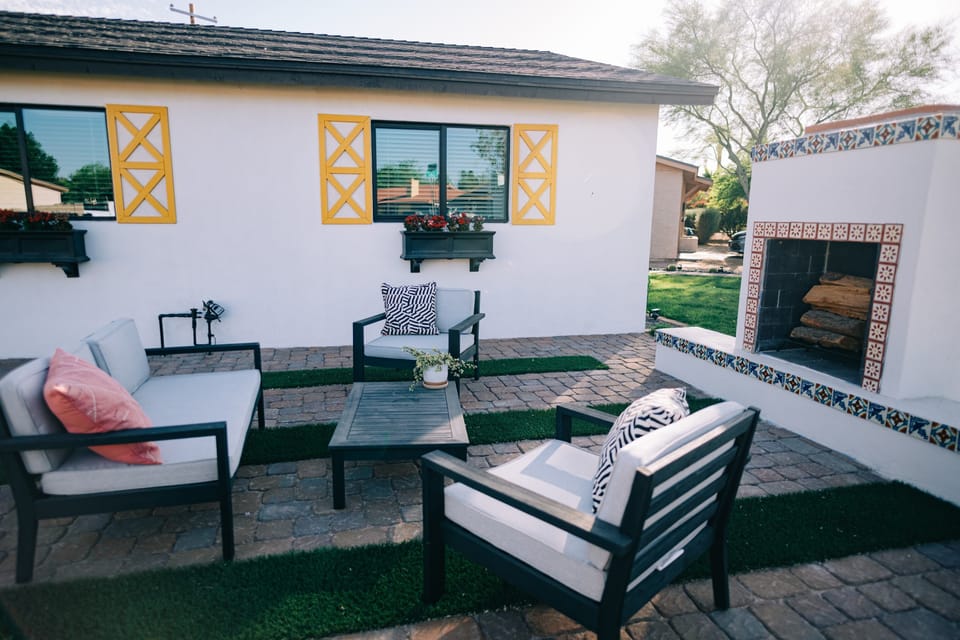 Front yard sitting space with direct view of the iconic Camelback Mountain