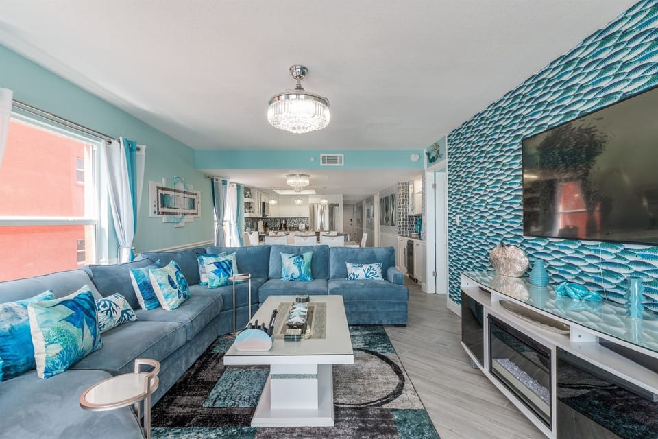 Living area w/ large TV overlooks the BEACH