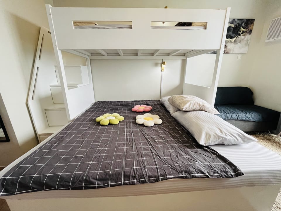 Bright Studio Sleeps 3 With Parking and City View Apartment in Cagayan de Oro