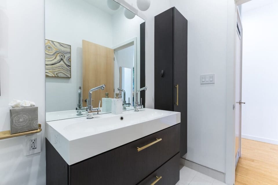 Full Bathroom (shared)