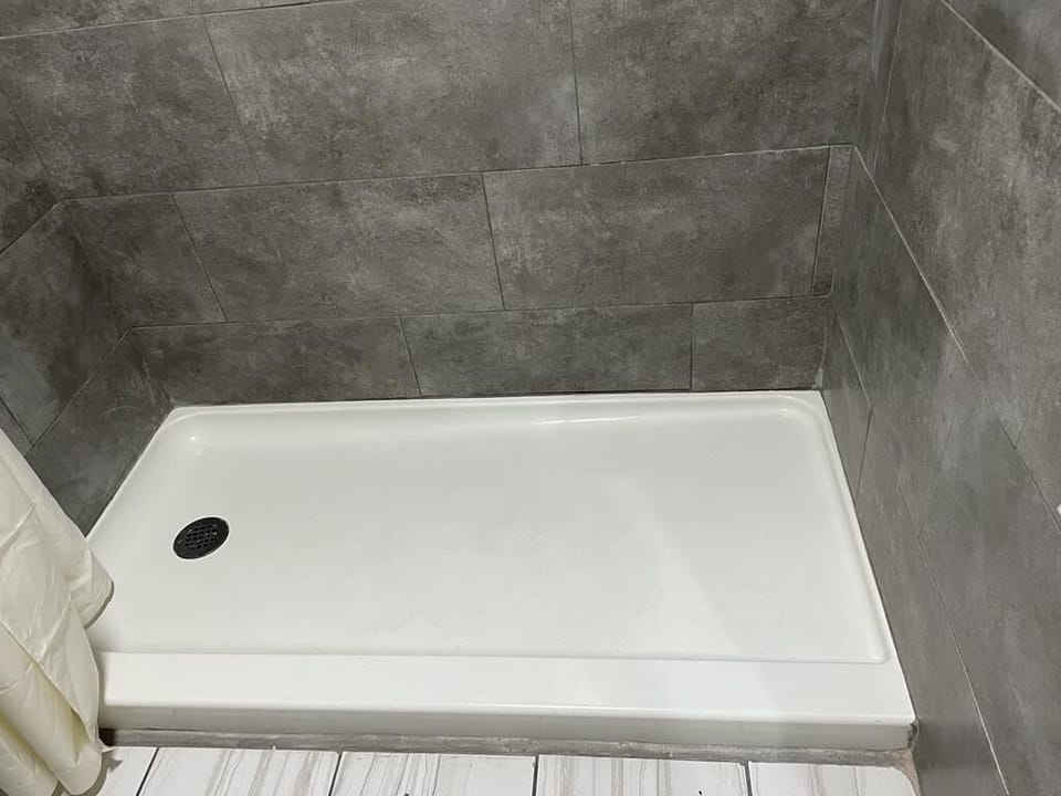 Standard Room | Bathroom | Combined shower/tub, free toiletries, towels