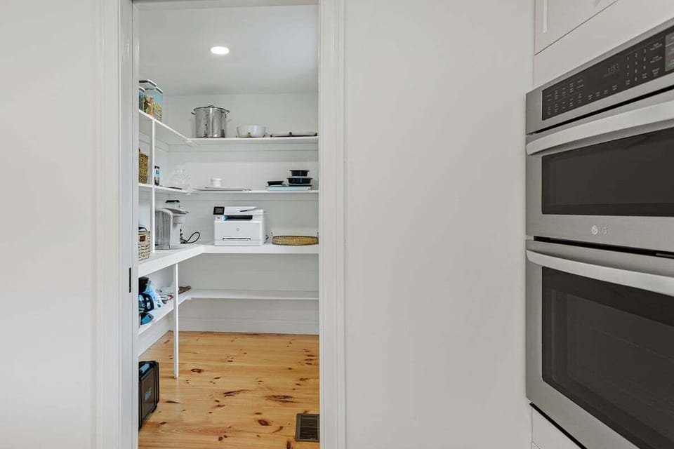 Spacious pantry for all your needs...