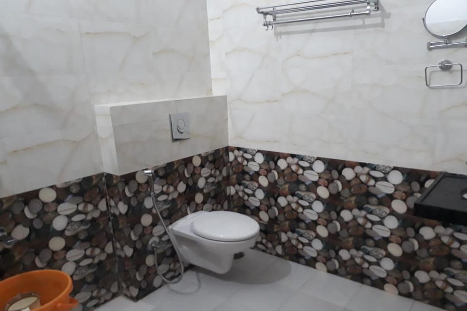 Deluxe Room | Bathroom | Shower, rainfall showerhead, free toiletries, hair dryer