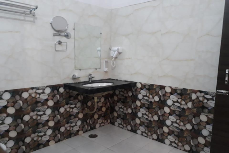 Deluxe Room | Bathroom | Shower, rainfall showerhead, free toiletries, hair dryer