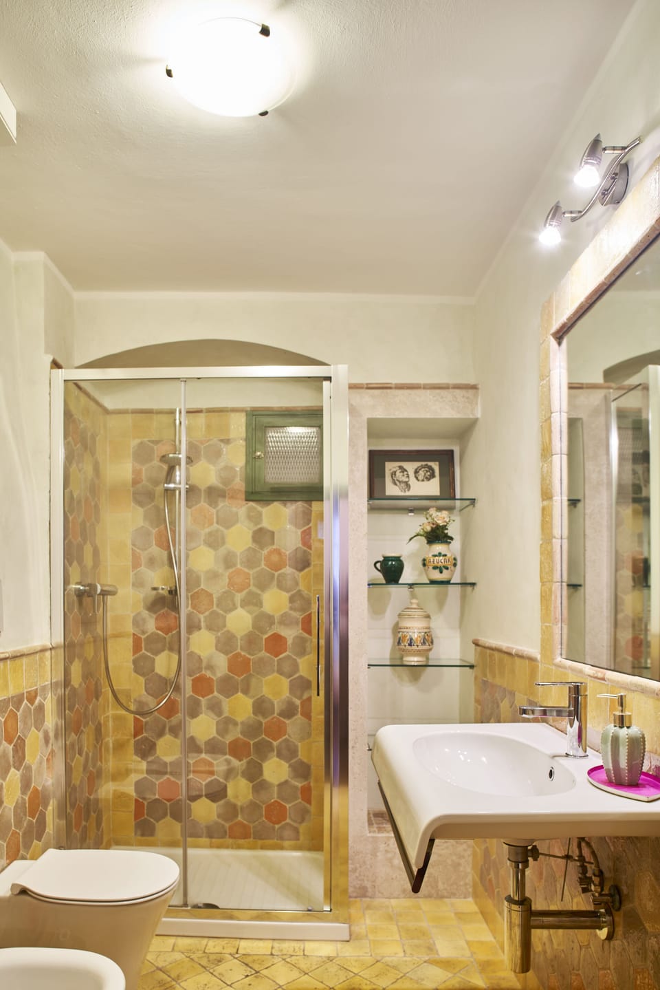 Superior Double or Twin Room | Bathroom | Shower, free toiletries, hair dryer, bidet