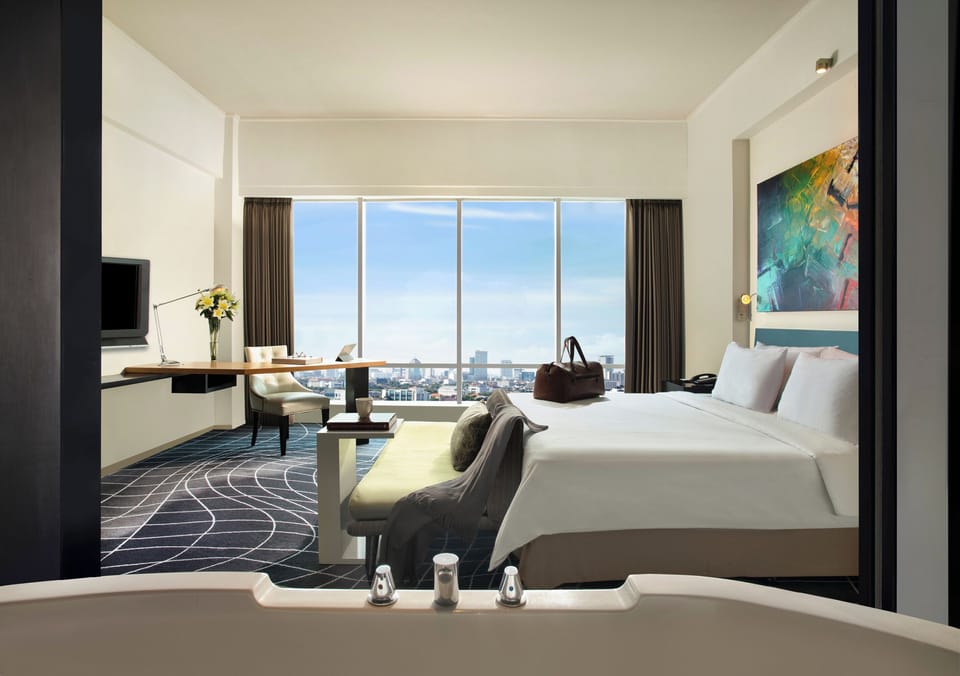 Studio 40 King | Minibar, desk, blackout drapes, iron/ironing board
