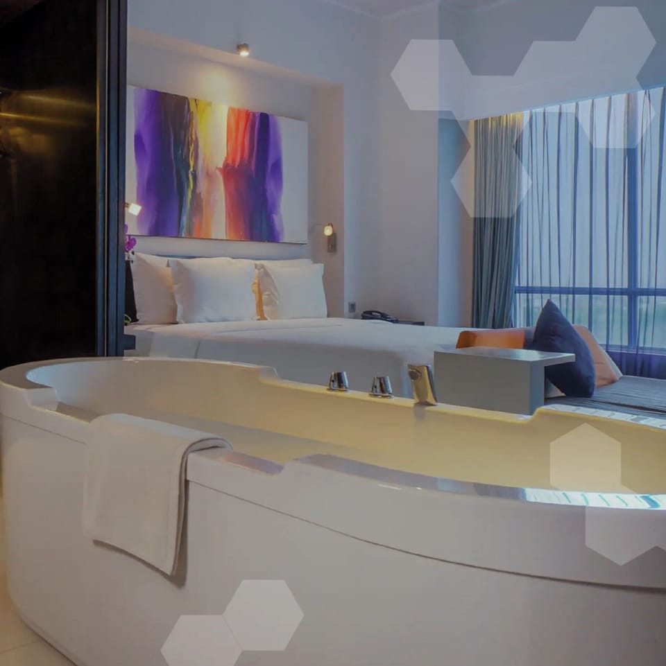 Studio 40 King | Minibar, desk, blackout drapes, iron/ironing board