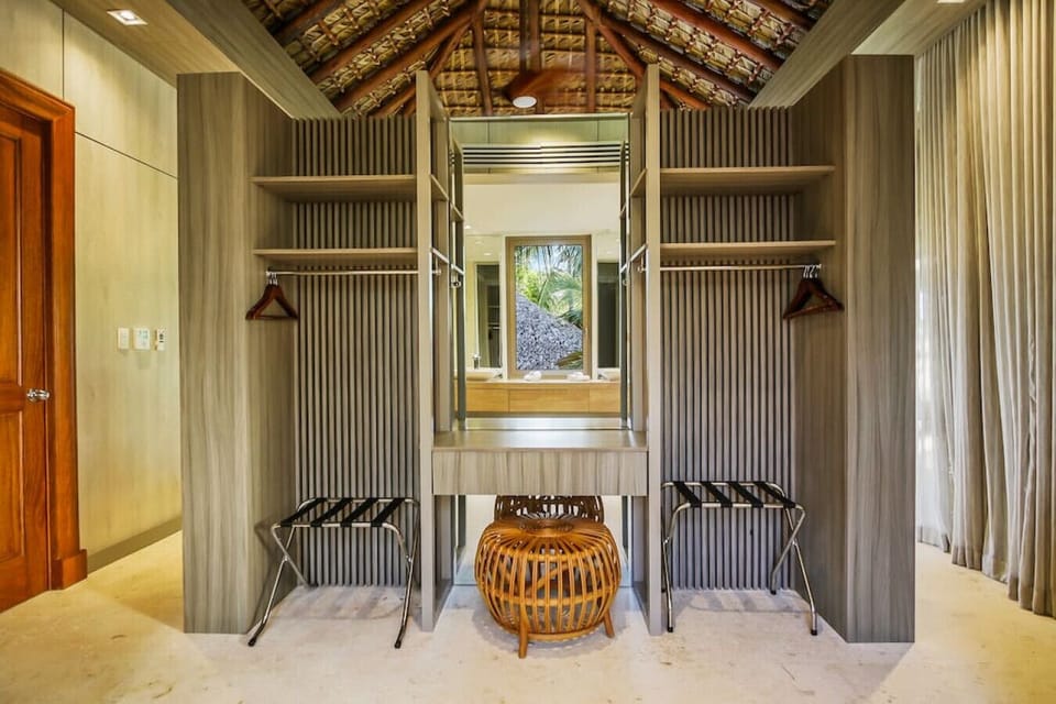 Caleton Villa 16: primary bedroom closet
