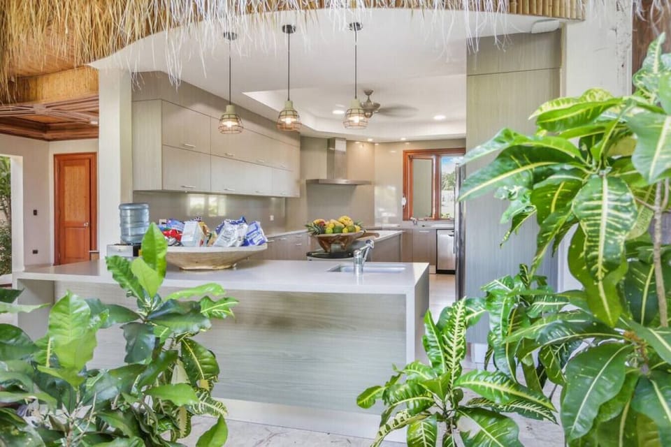 Caleton Villa 16: a view into the kitchen