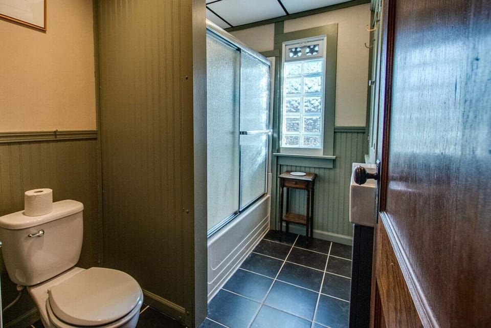 Upstairs full bath
