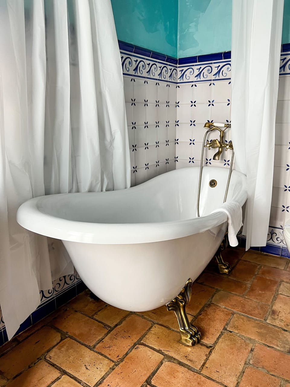 Deluxe Double Room, 1 Queen Bed | Bathroom | Hair dryer, towels, soap, shampoo