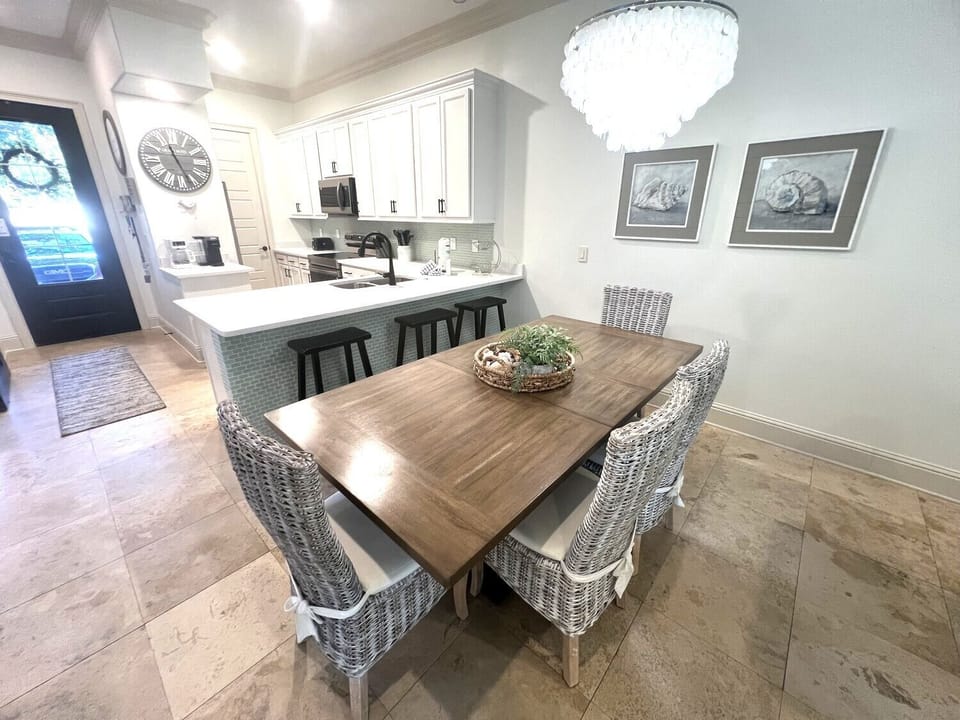 Dining Area and Kitchen Bar