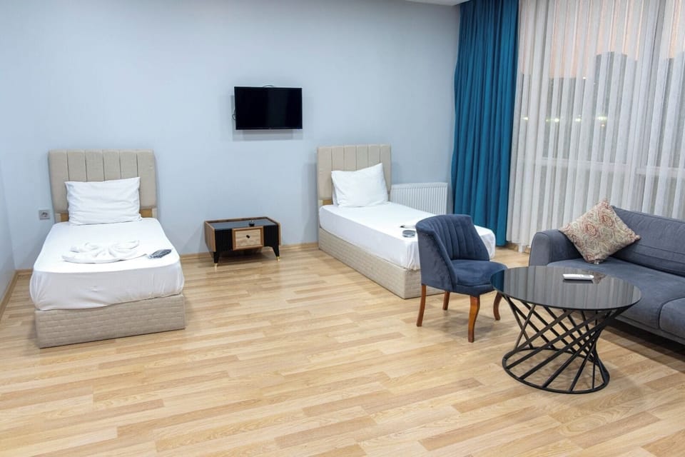 Deluxe Room | Egyptian cotton sheets, premium bedding, in-room safe, desk