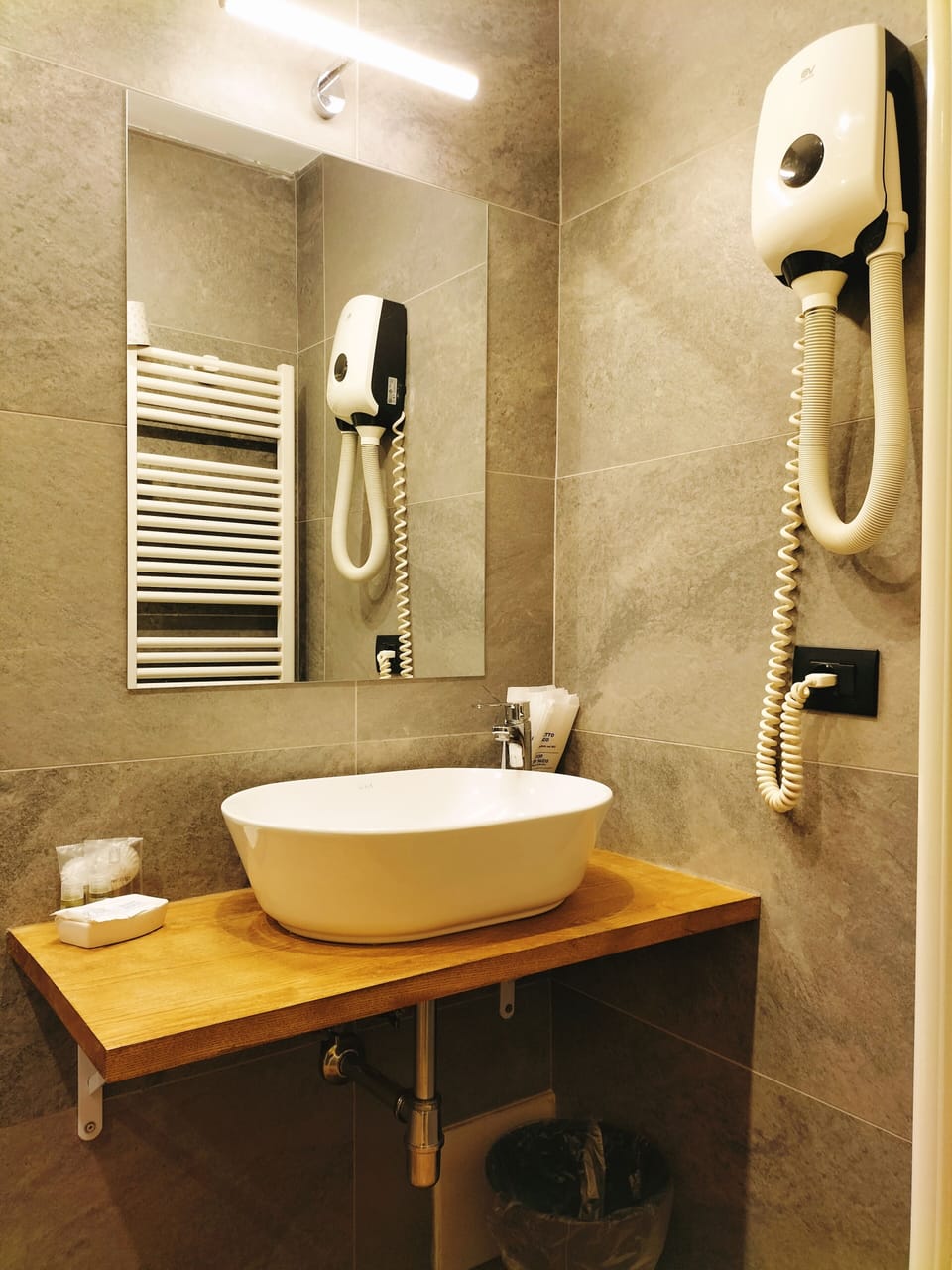 Comfort Double or Twin Room | Bathroom | Combined shower/tub, rainfall showerhead, free toiletries, hair dryer