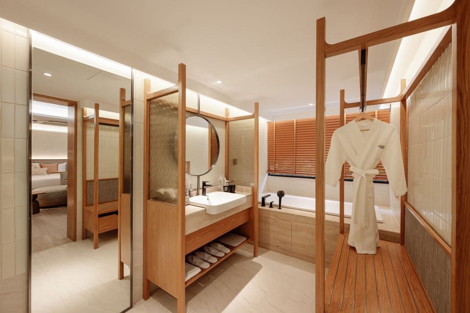 Premier Plus King with Bathtub | Bathroom | Hydromassage showerhead, free toiletries, hair dryer, bathrobes