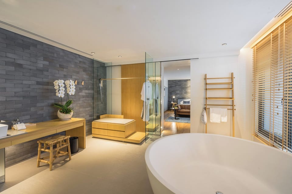 Junior Suite with Bathtub | Bathroom | Hydromassage showerhead, free toiletries, hair dryer, bathrobes