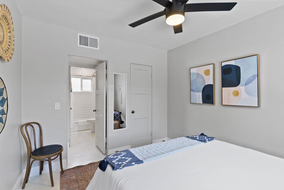 Queen bed and bedroom closet.