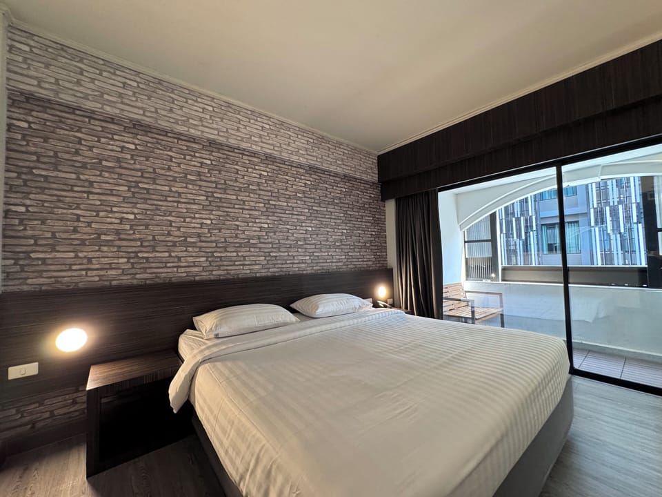 Superior Double Room Balcony | Minibar, in-room safe, desk, blackout drapes