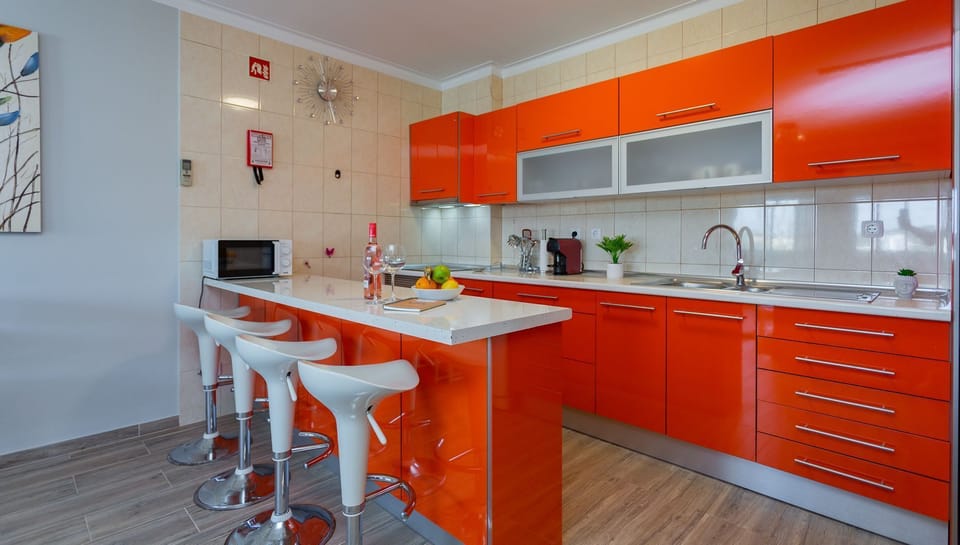 Fully equipped modern kitchenette with bold design, breakfast bar seating, and coffee machine — perfect for easy holiday meals.
#ModernLiving #SelfCatering #AlgarveStay #DesignApartment #HomeAwayFromHome #TravelInStyle #KitchenGoals